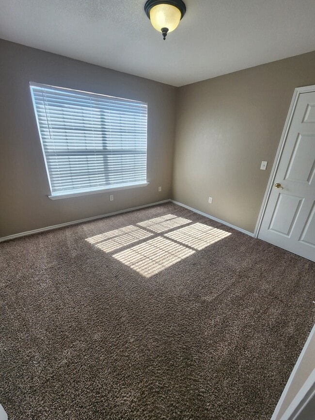 Building Photo - 3 bed 2 bath 1 car garage