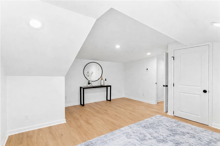 Building Photo - Room in House on Evans Dr SW