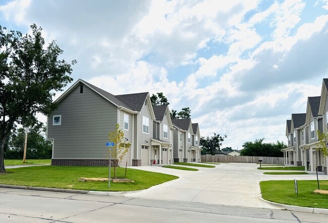 Building Photo - 219 Silverleaf Ln