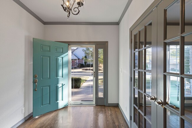Building Photo - Luxury Living in a Gated Community