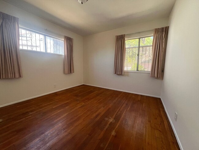Building Photo - Spacious 3B 1.5BA Single Family Residence ...