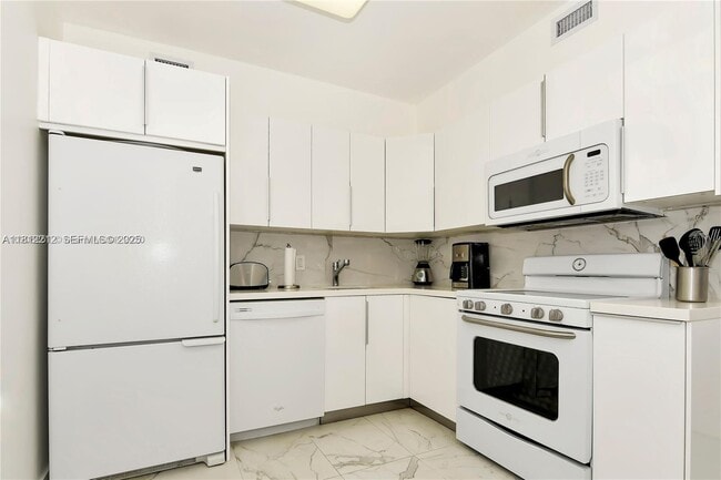 Building Photo - 5151 Collins Ave