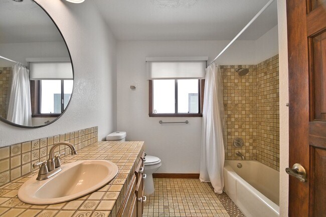 Building Photo - 472 36th St