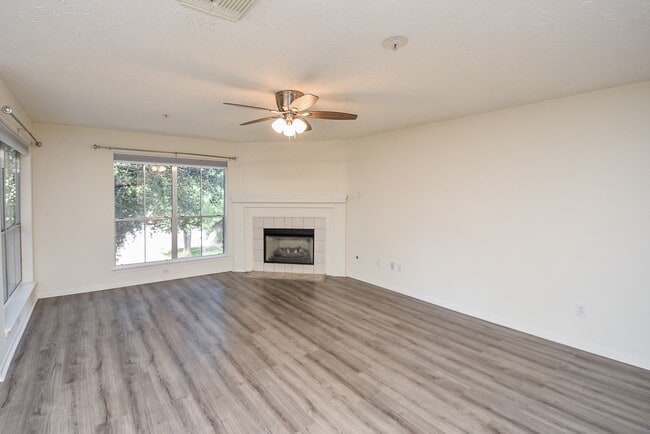 Building Photo - 8051 Bay Branch Dr