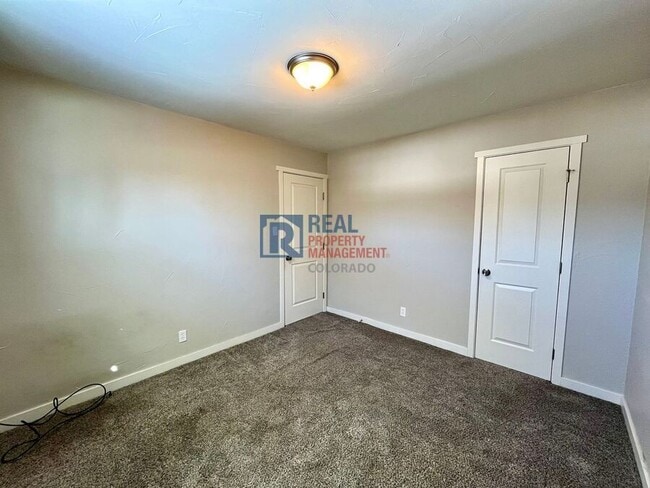 Building Photo - 324 Davie Dr