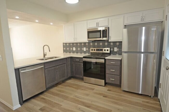 Building Photo - 2 BED 1.5 BATH TOWNHOUSE -WARR ACRES