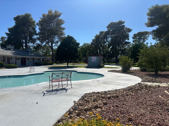 Building Photo - SE!!! Townhouse, Community Pool, Clubhouse...