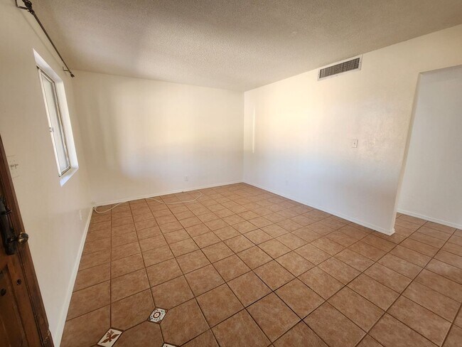 Building Photo - LARGE 3 bedroom home