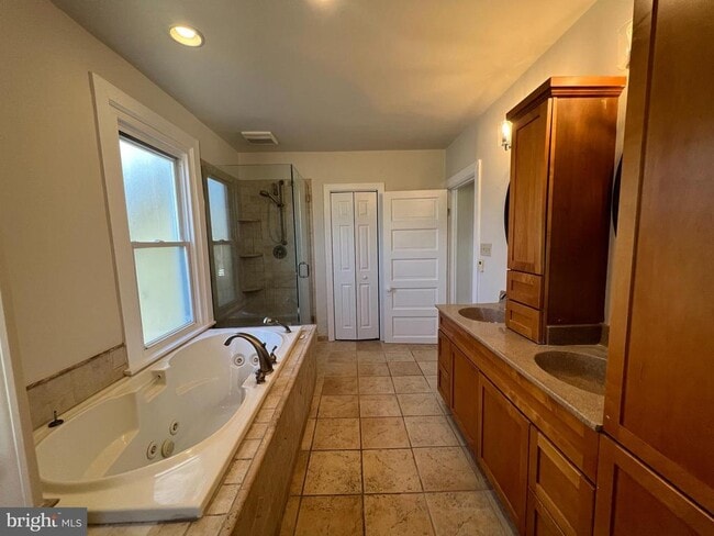 Building Photo - 337 Euclid Ave