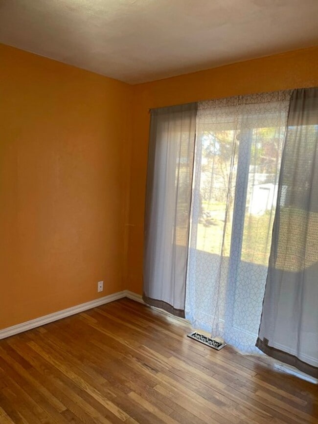 Building Photo - Great home near OIT and Hospital