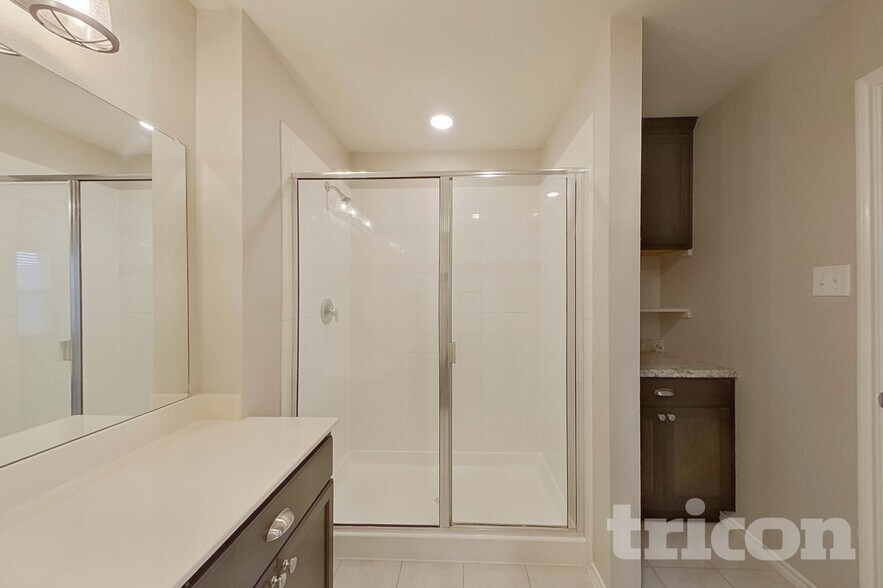 Building Photo - 881 Darst Dr