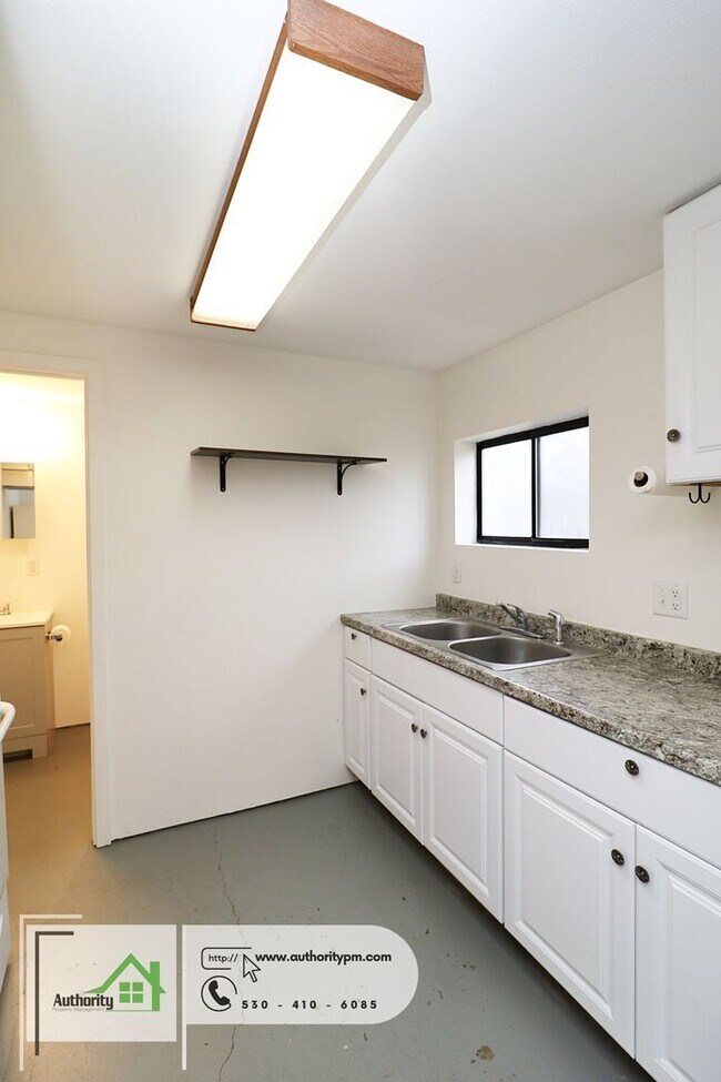 Building Photo - 10560 Old Oregon Trail