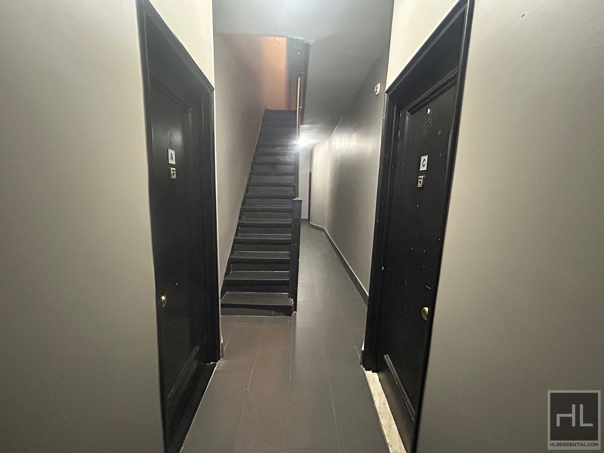 Building Photo - E 89 St Avail. NOW - Close by 4/5/6/Q, Who...