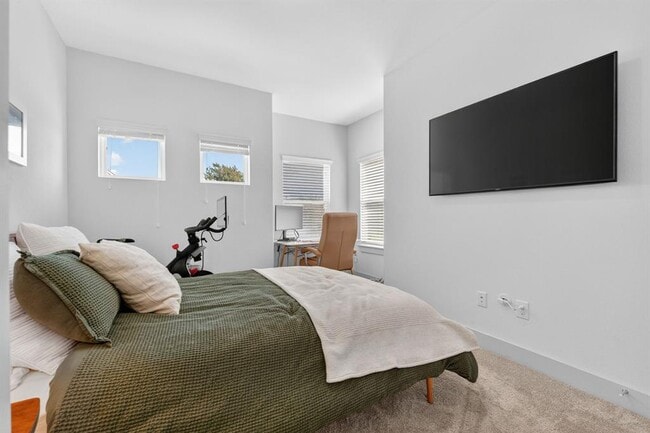 Building Photo - 2206 Hermia St