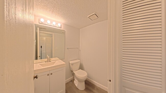 Building Photo - 1112 Woodgate Dr