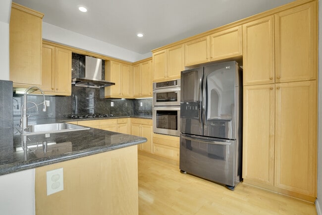 Building Photo - 2889 Plaza del Amo