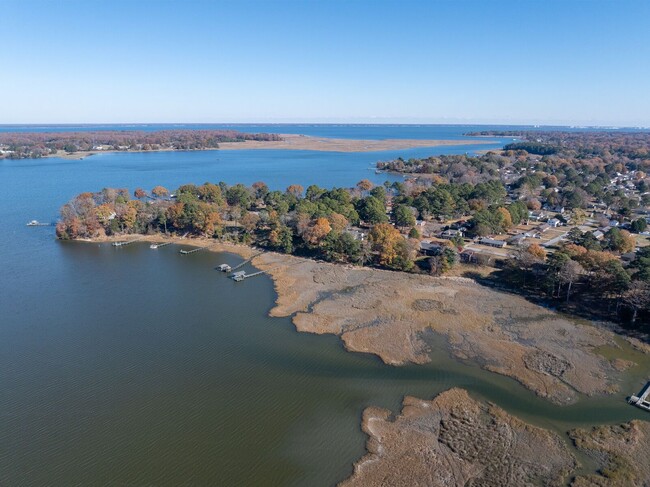 Building Photo - Gorgeous Waterfront Home!