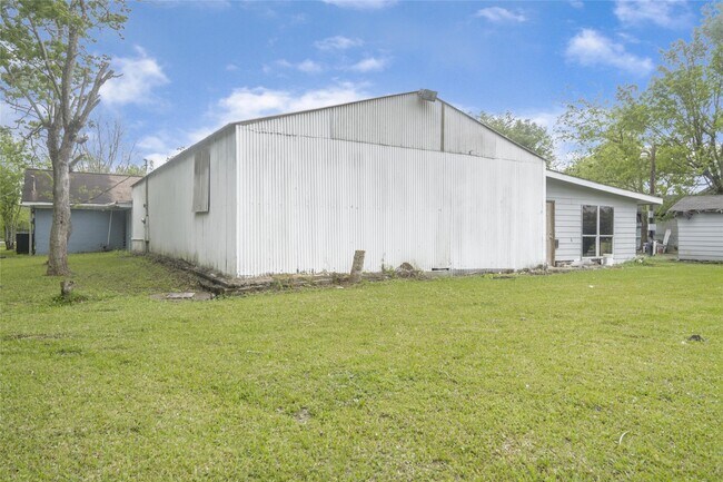 Building Photo - 16900 Wellborne Rd