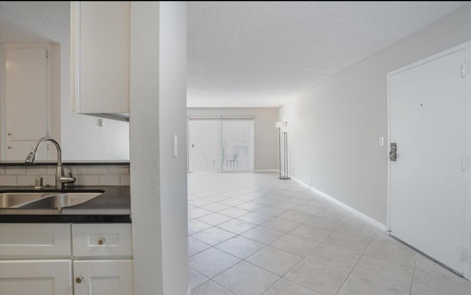 Building Photo - 8577 Rugby Dr