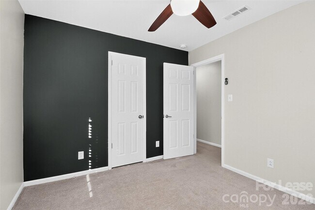 Building Photo - 2438 Knickerbocker Dr