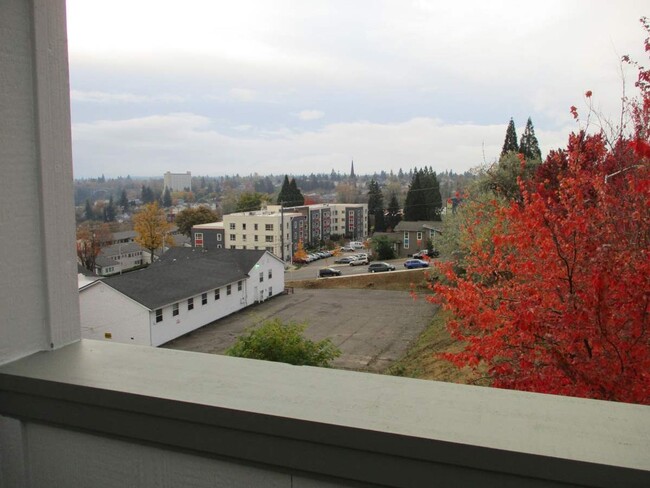 Building Photo - 3 Bedroom, 3.5 Bathroom Townhome in Tacoma