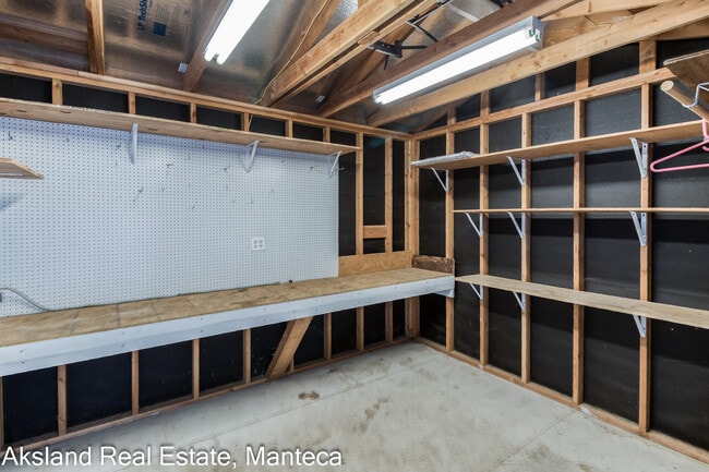 Building Photo - 3007 W Lathrop Rd