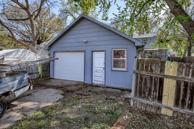 Building Photo - 6 Month Lease! 3Bed 2Bath with 3 Stall Garage!