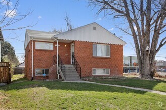 Building Photo - 2 Bedroom Townhome in Denver