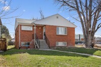 Building Photo - 2 Bedroom Townhome in Denver