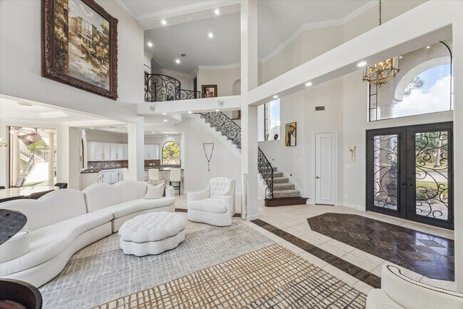 Building Photo - 600 Royal Oaks Dr