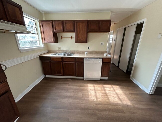 Building Photo - Central air and Heat