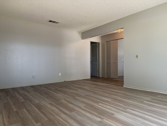 Building Photo - 3 bedroom/2 bathroom home AVAILABLE NOW!!!!