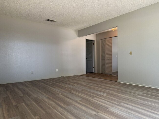 Building Photo - Move in special, Half off first month's re...