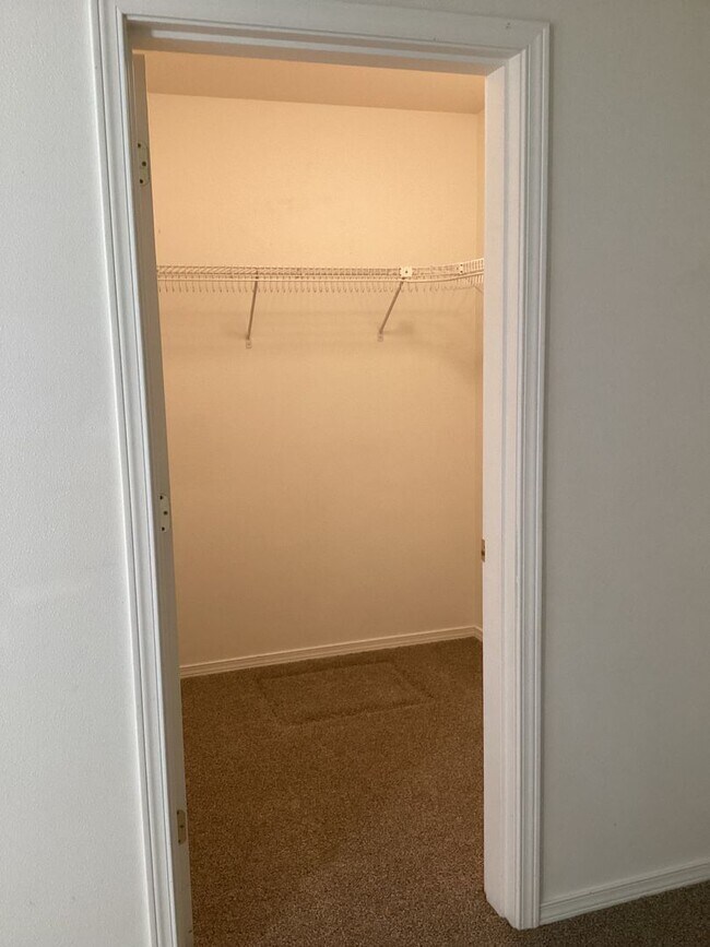 Building Photo - r1813/1815/1817