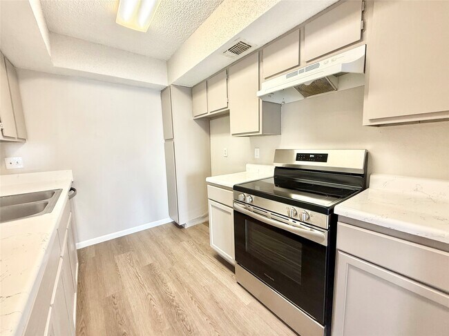 Building Photo - 2816 S Bartell Dr