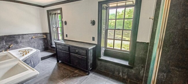 Building Photo - Oversized 4 Bedroom 3.5 Bathroom Home Situ...