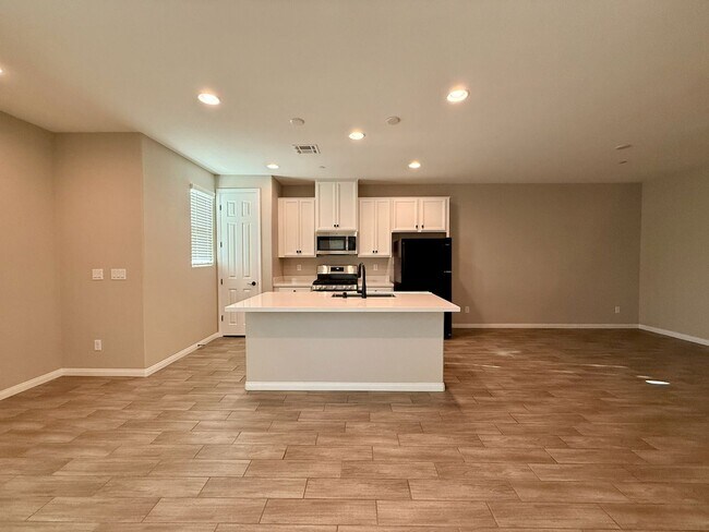 Building Photo - 3 BED 2.5 BATH 2 CAR GARAGE MODERN TOWNHOM...