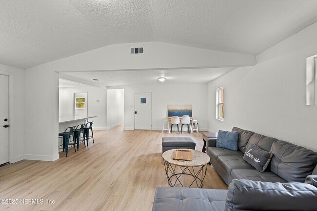 Building Photo - 7059 Tynan Ave