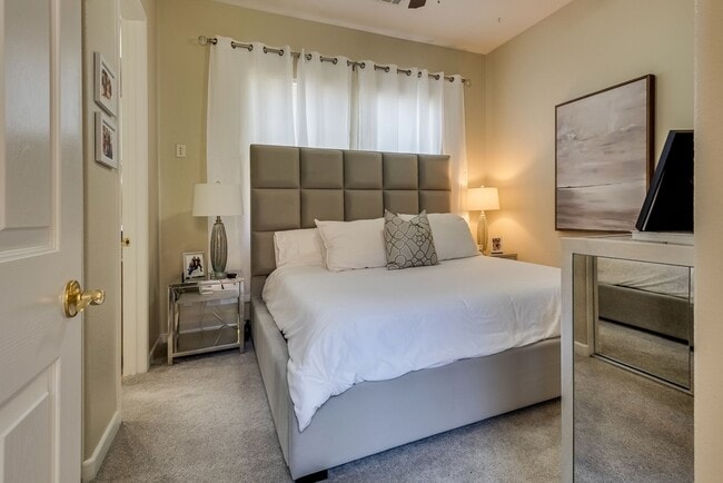 Building Photo - Beautiful Single-Story Residence in Premier Golf Course Community