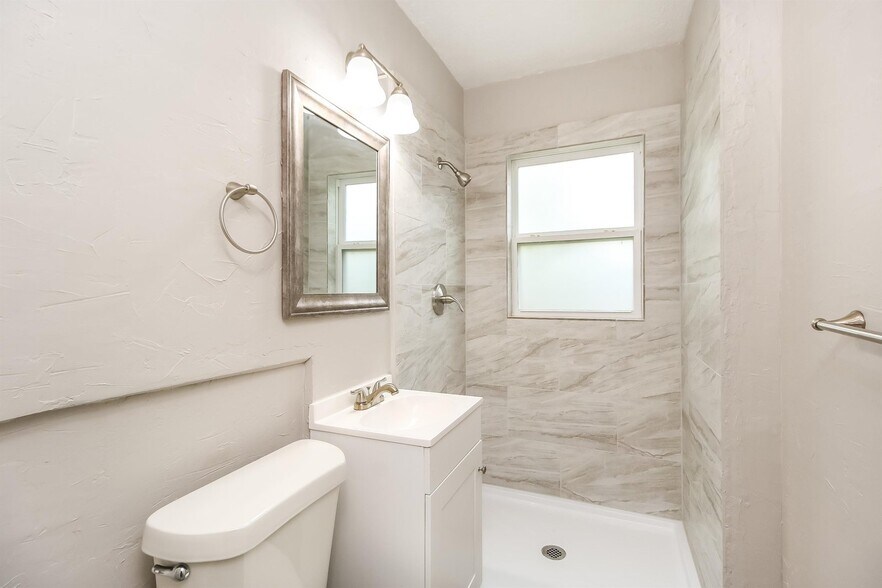 Building Photo - 1420 NW 94th St