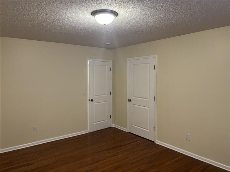 Building Photo - 413 Maple Ave