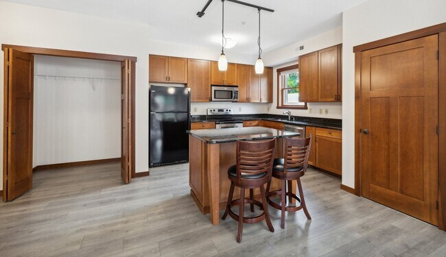 Building Photo - Stunning 2 level Condo in Exclusive St Pau...