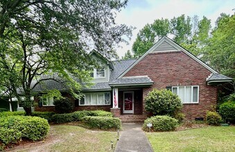 Building Photo - Charming 5 Bedroom Home Close to Everything!