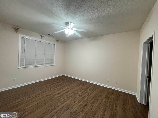 Building Photo - 124 Cottesford Dr SW