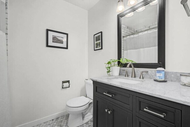 Building Photo - 1001 Ida Dr