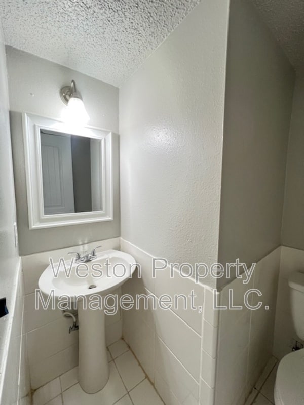 Building Photo - 1402 Bill Carrol Dr