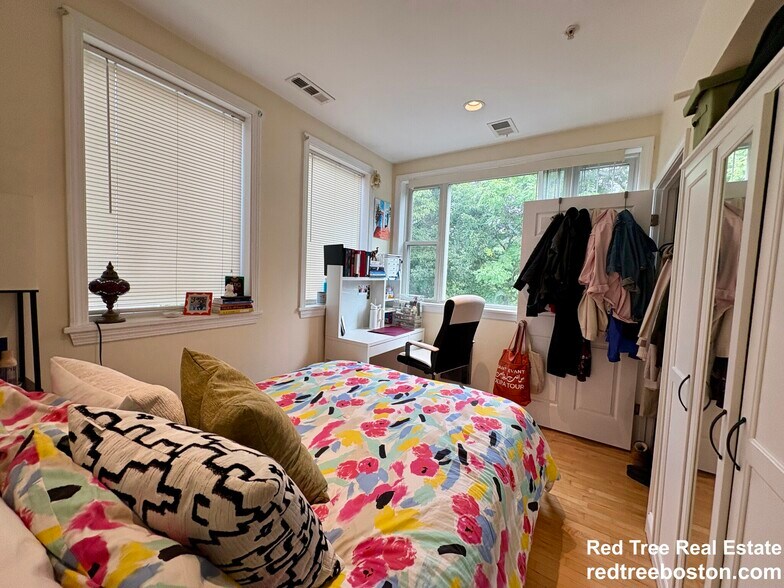 Building Photo - 1801 Beacon St