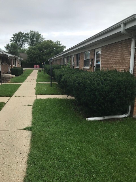 FRONT - 226 W Division St