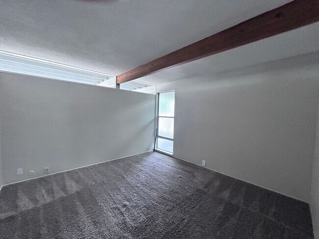 Building Photo - Three Bedroom Two Bathroom Home with Den/Home Office