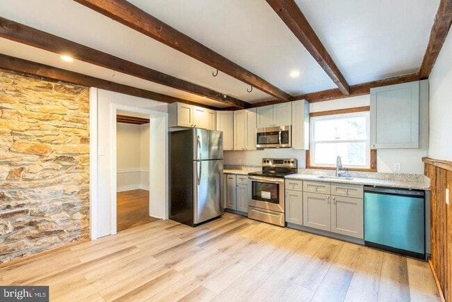 Building Photo - 211 Gale Ln